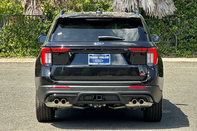 Ford Explorer Vehicle Full-screen Gallery Image 04