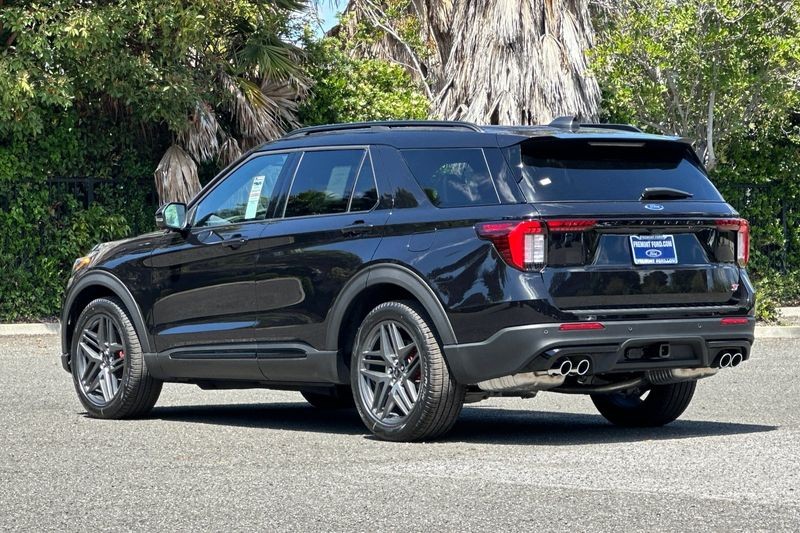 Ford Explorer Vehicle Full-screen Gallery Image 05