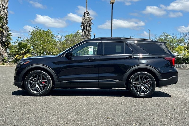 Ford Explorer Vehicle Full-screen Gallery Image 06