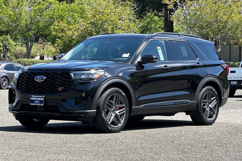 Ford Explorer Vehicle Full-screen Gallery Image 07