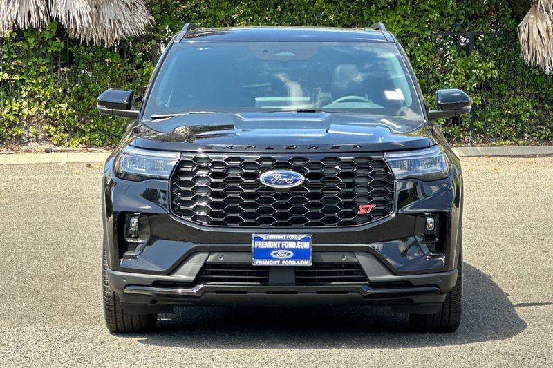 Ford Explorer Vehicle Full-screen Gallery Image 08