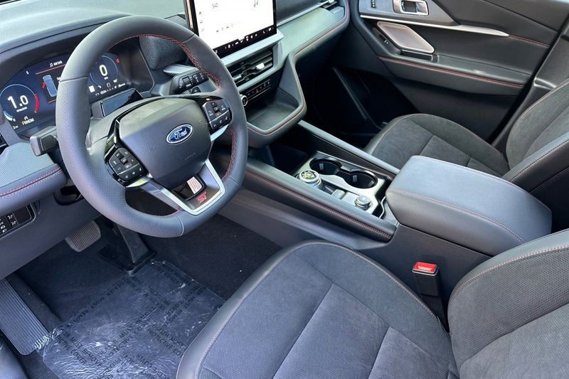 Ford Explorer Vehicle Full-screen Gallery Image 09