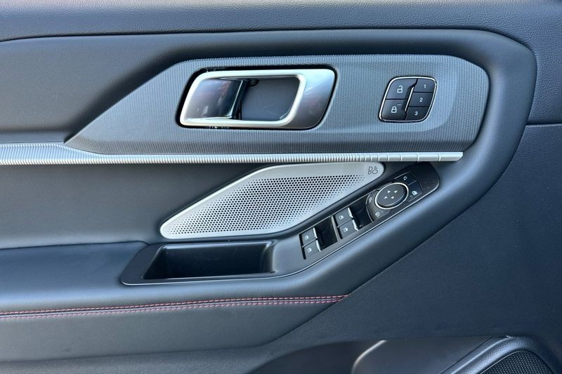 Ford Explorer Vehicle Full-screen Gallery Image 10