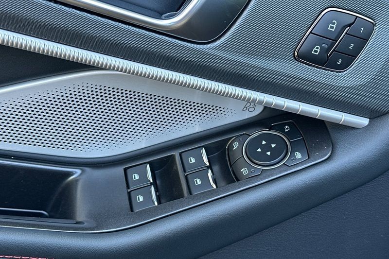 Ford Explorer Vehicle Full-screen Gallery Image 11