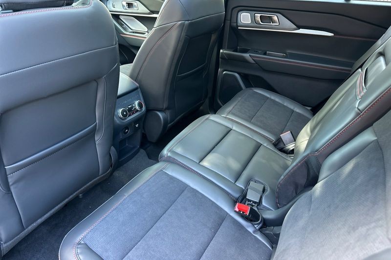 Ford Explorer Vehicle Full-screen Gallery Image 12