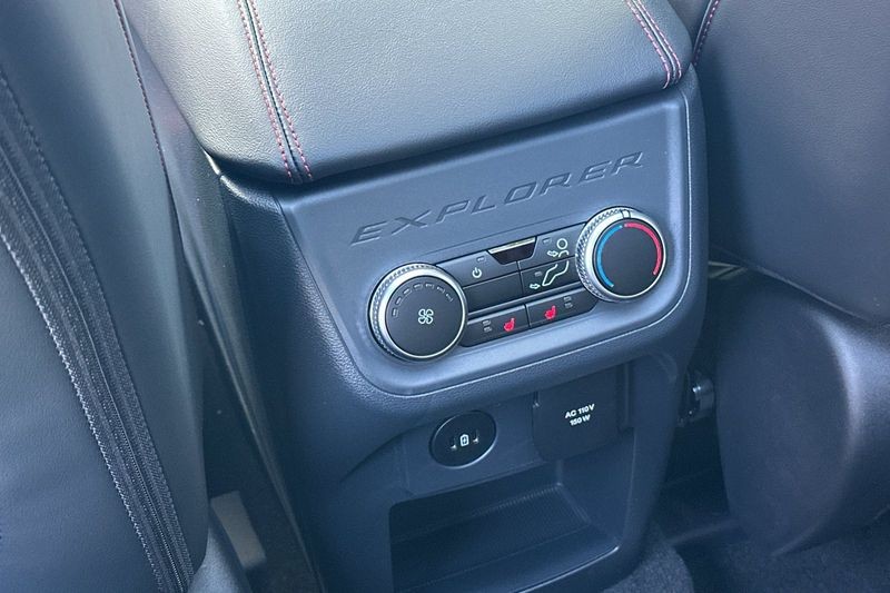 Ford Explorer Vehicle Full-screen Gallery Image 13