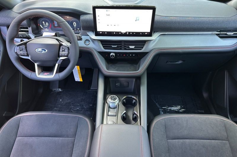 Ford Explorer Vehicle Full-screen Gallery Image 14