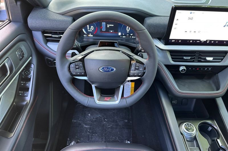 Ford Explorer Vehicle Full-screen Gallery Image 15