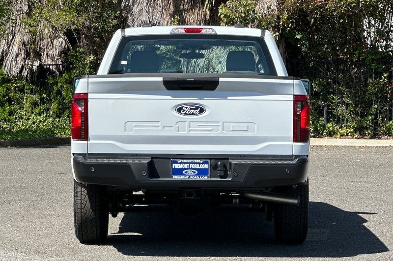 Ford F-150 Vehicle Full-screen Gallery Image 04
