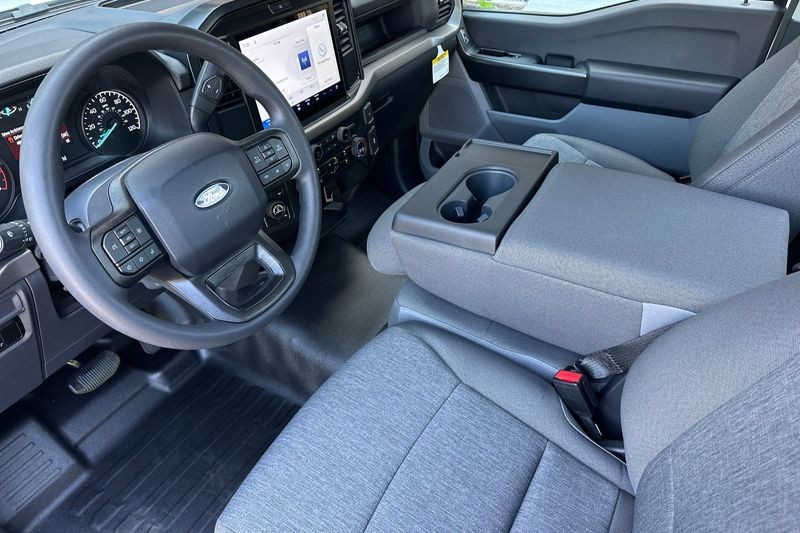 Ford F-150 Vehicle Full-screen Gallery Image 09