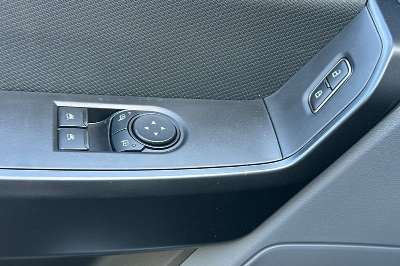 Ford F-150 Vehicle Full-screen Gallery Image 11