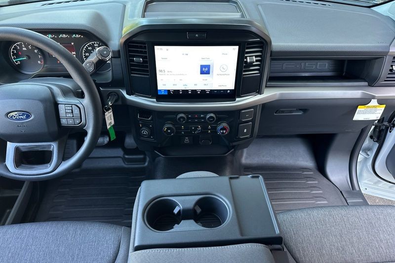 Ford F-150 Vehicle Full-screen Gallery Image 12