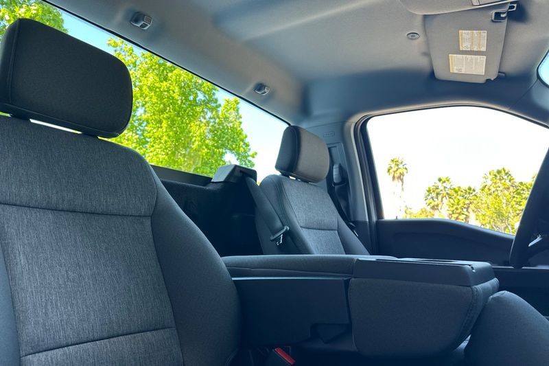 Ford F-150 Vehicle Full-screen Gallery Image 15