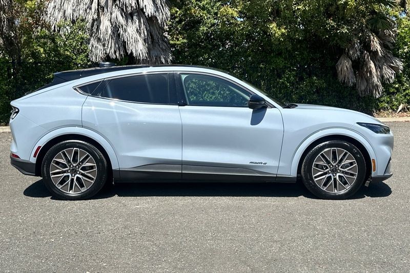 Ford Mustang Mach-E Vehicle Full-screen Gallery Image 02