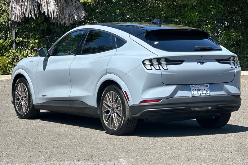 Ford Mustang Mach-E Vehicle Full-screen Gallery Image 05