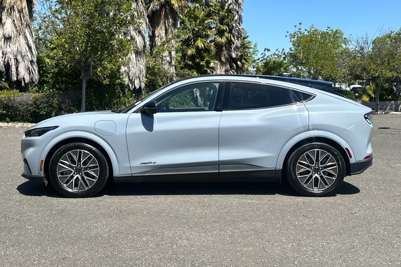 Ford Mustang Mach-E Vehicle Full-screen Gallery Image 06