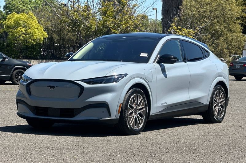 Ford Mustang Mach-E Vehicle Full-screen Gallery Image 07