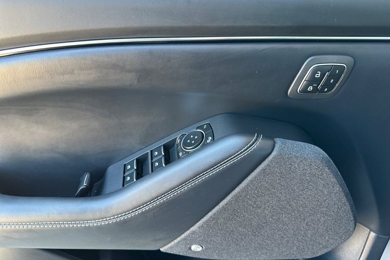 Ford Mustang Mach-E Vehicle Full-screen Gallery Image 10