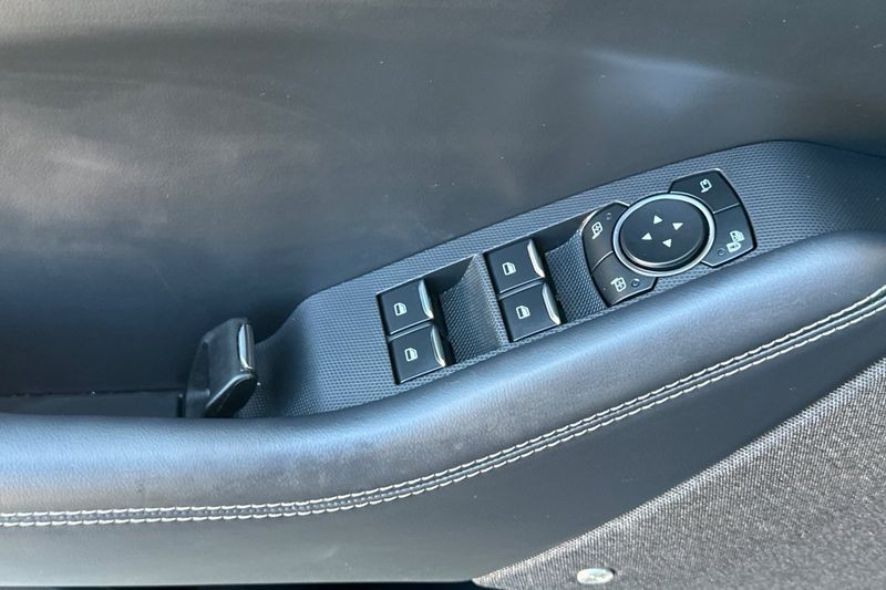 Ford Mustang Mach-E Vehicle Full-screen Gallery Image 11