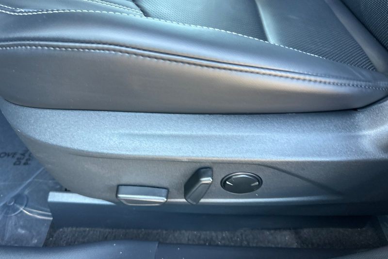 Ford Mustang Mach-E Vehicle Full-screen Gallery Image 12