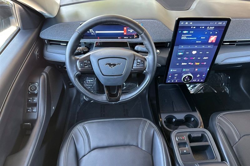 Ford Mustang Mach-E Vehicle Full-screen Gallery Image 15