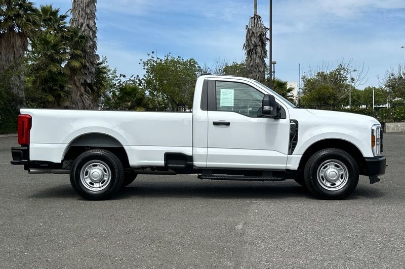Ford F-250SD Vehicle Full-screen Gallery Image 02