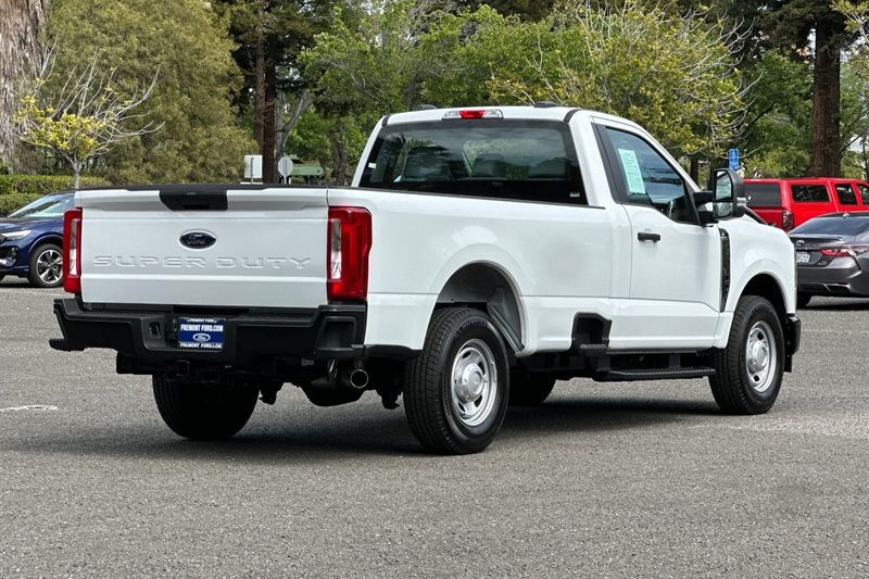 Ford F-250SD Vehicle Full-screen Gallery Image 03