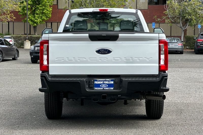 Ford F-250SD Vehicle Full-screen Gallery Image 04