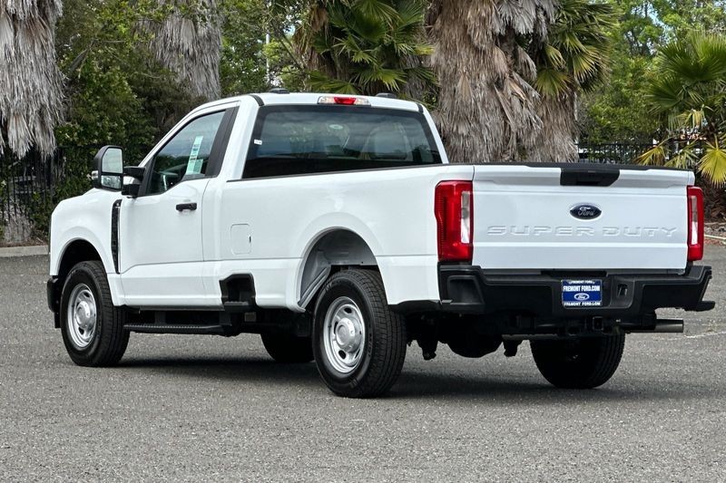 Ford F-250SD Vehicle Full-screen Gallery Image 05