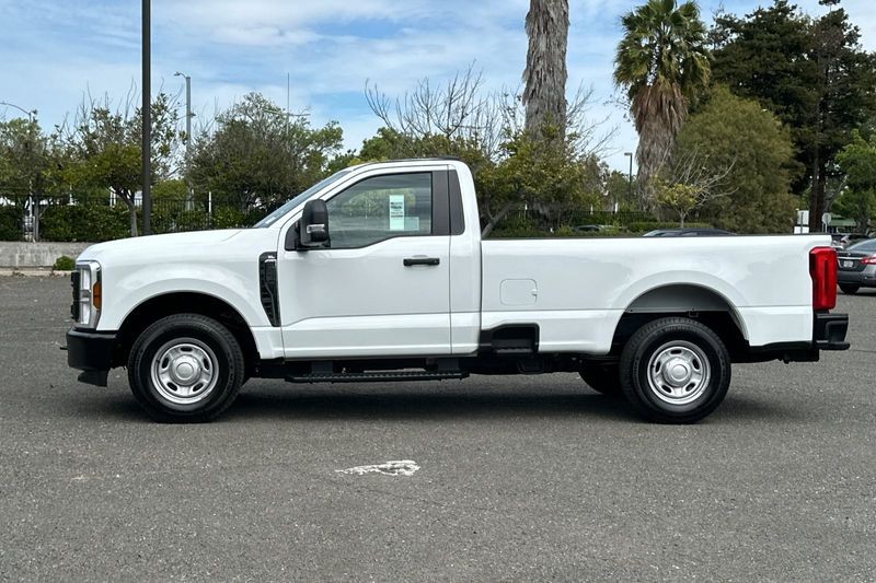 Ford F-250SD Vehicle Full-screen Gallery Image 06