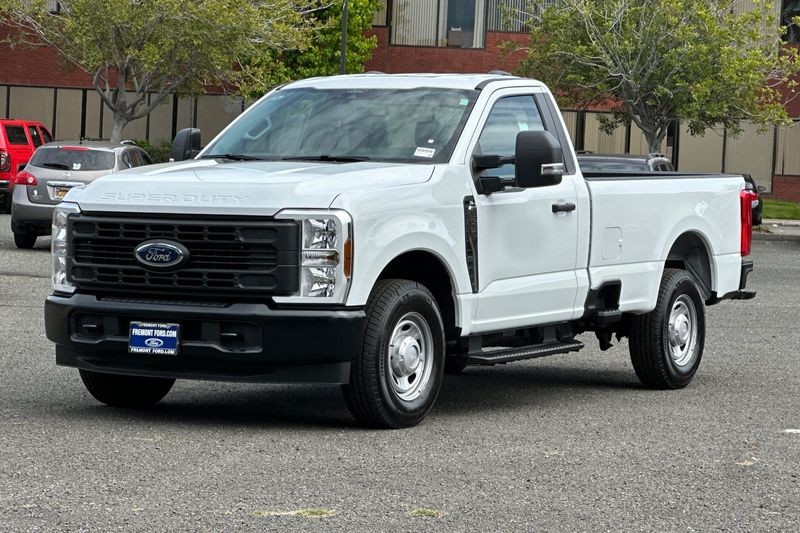 Ford F-250SD Vehicle Full-screen Gallery Image 07