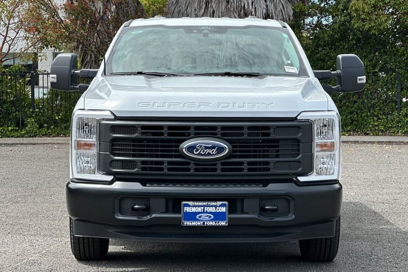 Ford F-250SD Vehicle Full-screen Gallery Image 08