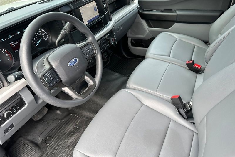 Ford F-250SD Vehicle Full-screen Gallery Image 09