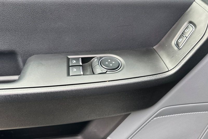 Ford F-250SD Vehicle Full-screen Gallery Image 10