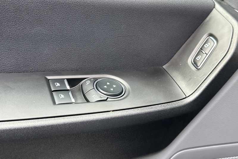 Ford F-250SD Vehicle Full-screen Gallery Image 11