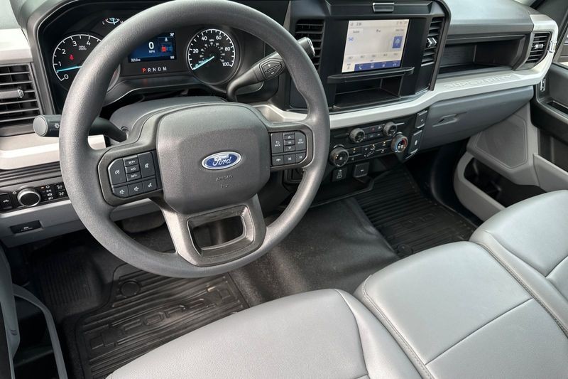 Ford F-250SD Vehicle Full-screen Gallery Image 13