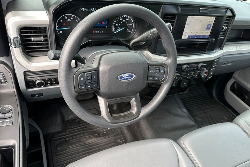 Ford F-250SD Vehicle Full-screen Gallery Image 14