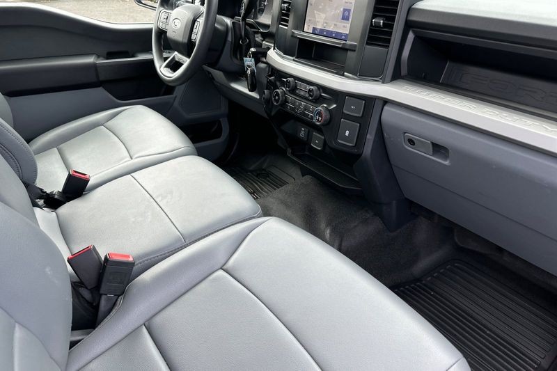 Ford F-250SD Vehicle Full-screen Gallery Image 15