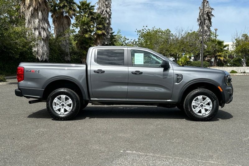 Ford Ranger Vehicle Full-screen Gallery Image 02