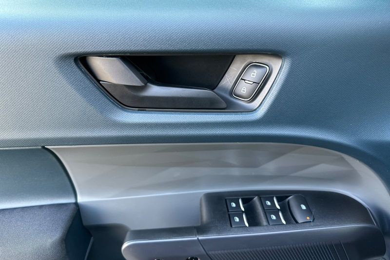 Ford Maverick Vehicle Full-screen Gallery Image 10