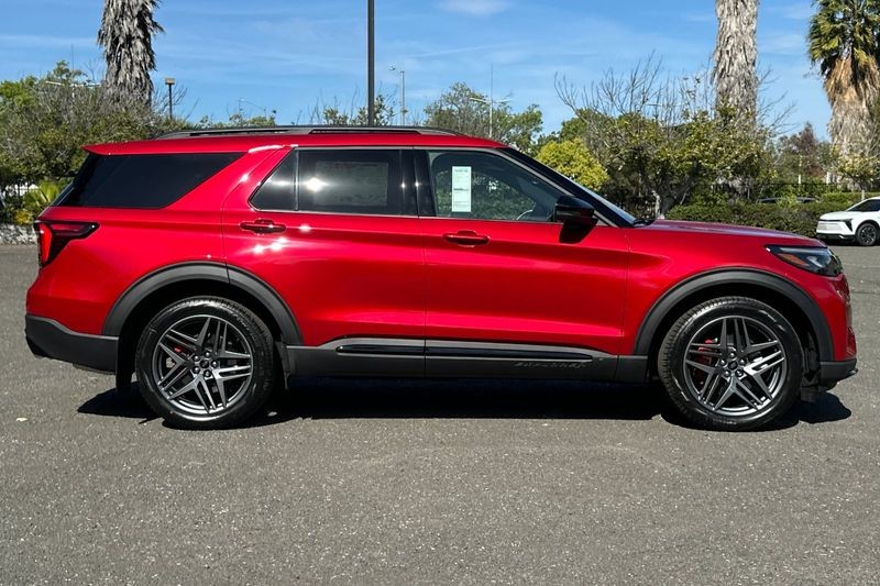 Ford Explorer Vehicle Full-screen Gallery Image 02