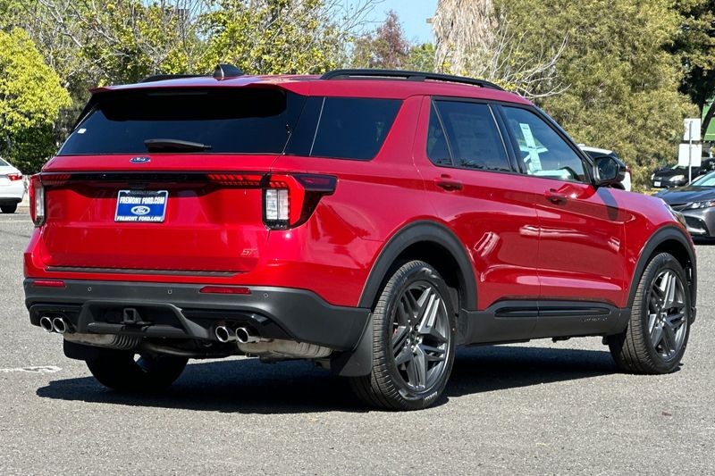 Ford Explorer Vehicle Full-screen Gallery Image 03