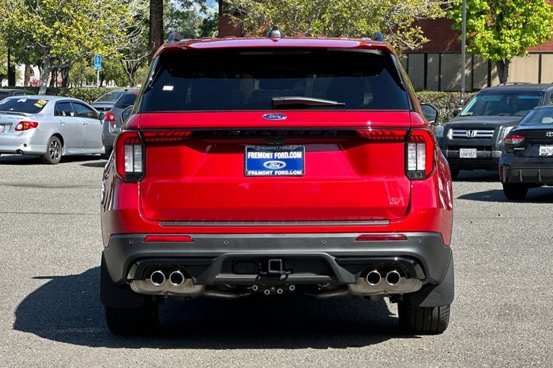 Ford Explorer Vehicle Full-screen Gallery Image 04