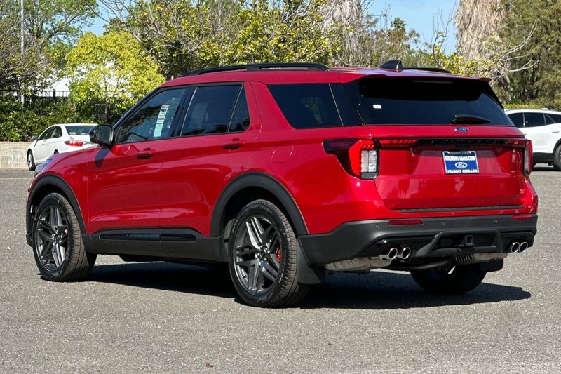 Ford Explorer Vehicle Full-screen Gallery Image 05