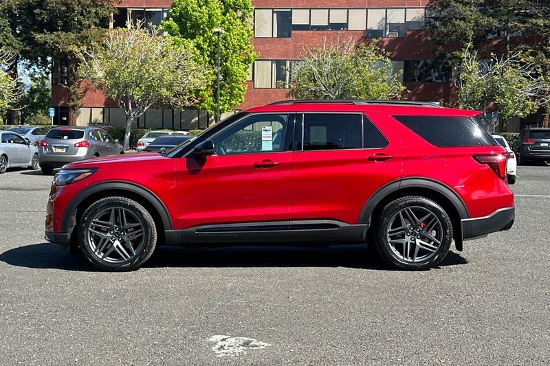 Ford Explorer Vehicle Full-screen Gallery Image 06