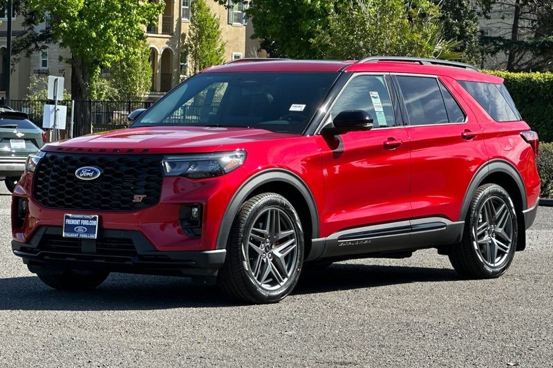 Ford Explorer Vehicle Full-screen Gallery Image 07