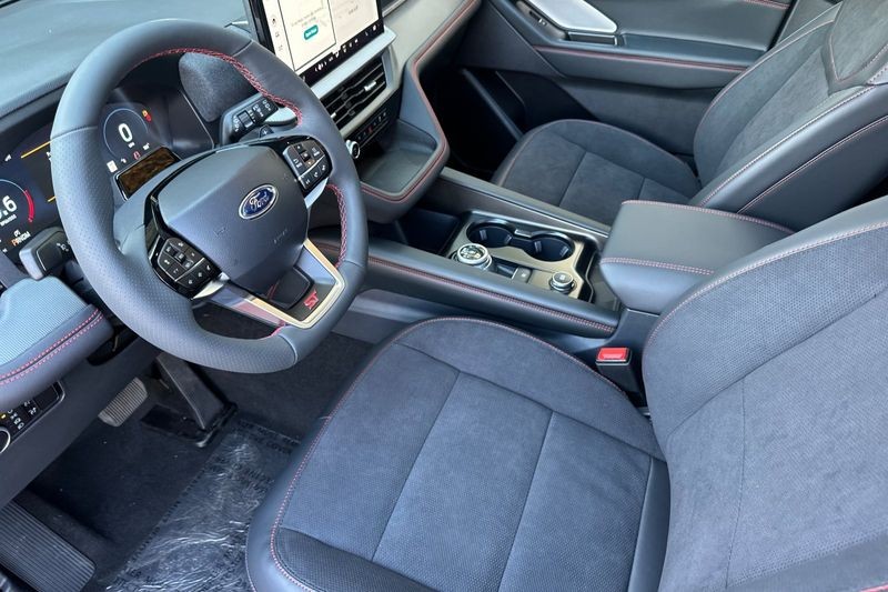 Ford Explorer Vehicle Full-screen Gallery Image 09