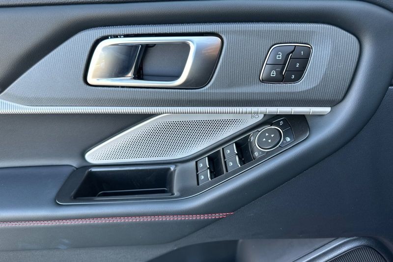 Ford Explorer Vehicle Full-screen Gallery Image 10