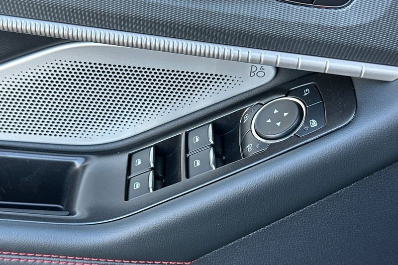 Ford Explorer Vehicle Full-screen Gallery Image 11