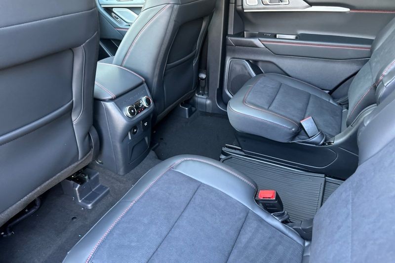 Ford Explorer Vehicle Full-screen Gallery Image 12